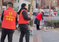 銀行員工穿志愿者服掃大街被指擺拍 許多人質疑工作人員擺拍作秀