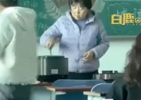 老師課上帶學(xué)生燉藥膳雞湯