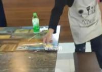 店員將顧客吃剩的小料倒回小料區(qū)