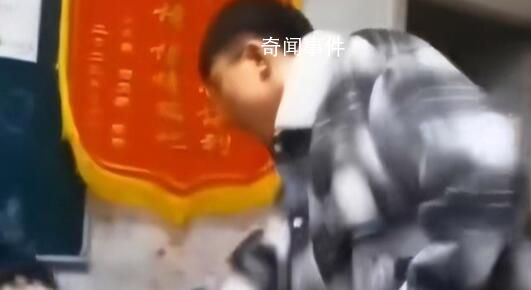 內蒙古一教師捶打學生被停職