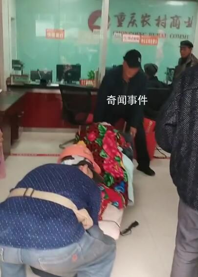 女子被擔架抬著至跪臺辦業務 引發網民熱議