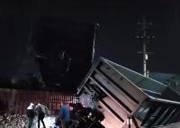 河南一貨車與火車相撞 貨車司機(jī)身亡
