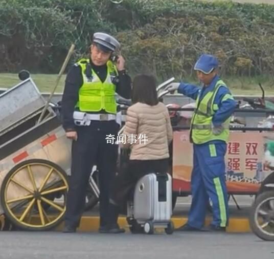 女子騎電動(dòng)行李箱被攔反懟交警 警方依法對(duì)該女子進(jìn)行了相應(yīng)處理