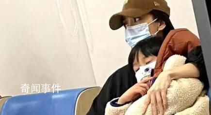 Angelababy深夜帶兒子看急診 看上去有些憔悴