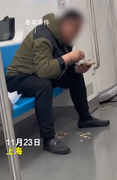 男子地鐵車廂內(nèi)吃飯 吐一地魚骨頭