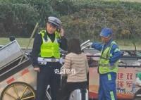 女子騎電動(dòng)行李箱被攔反懟交警 警方依法對(duì)該女子進(jìn)行了相應(yīng)處理