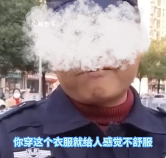 保安校門口勸阻女子拍視頻被狂懟 引發(fā)網(wǎng)友們熱議