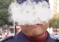 保安校門口勸阻女子拍視頻被狂懟 引發(fā)網(wǎng)友們熱議
