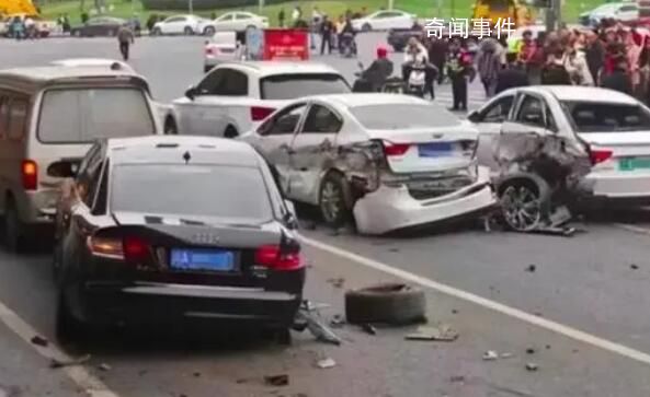 連撞11車特斯拉車主:當天剛上牌