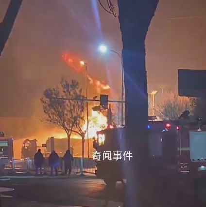 山東一油罐車爆炸 火光照亮半邊天