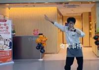 00后男生跳科目三后無法下蹲 診斷為脛骨平臺骨挫傷