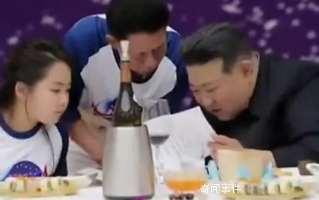 金正恩攜女兒出席慶功宴 參會人士統一穿著定制的短袖T恤
