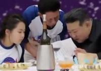 金正恩攜女兒出席慶功宴 參會人士統一穿著定制的短袖T恤