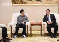 王思聰穿休閑服會見泰安市委領導