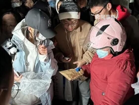 “鵝腿阿姨”主打的是人間煙火