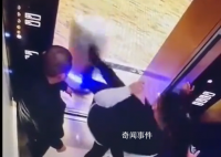 機(jī)器人準(zhǔn)備進(jìn)電梯被兩男子踹倒 表現(xiàn)得十分囂張