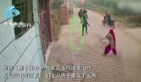 印度女子手持掃帚趕跑槍手 只為拯救兒子