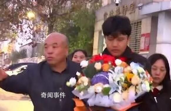 富豪聽說兒子住賓館掉淚:家里房好多