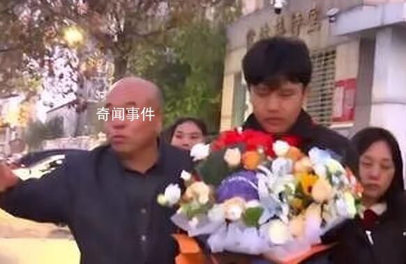 兒子回家 億萬(wàn)富豪設(shè)宴感恩社會(huì)