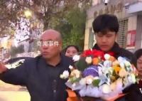 兒子回家 億萬富豪設(shè)宴感恩社會