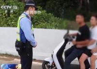 游客扎堆在網紅公路拍照 別拿生命換照片