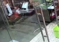 煙酒店玻璃太干凈 顧客接連撞上去
