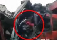 貴州一中巴被兩貨車夾擊面目全非 具體傷亡情況不便透露