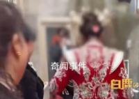 新娘夫妻對拜時被一女子用力按頭 這是當地的一種習俗