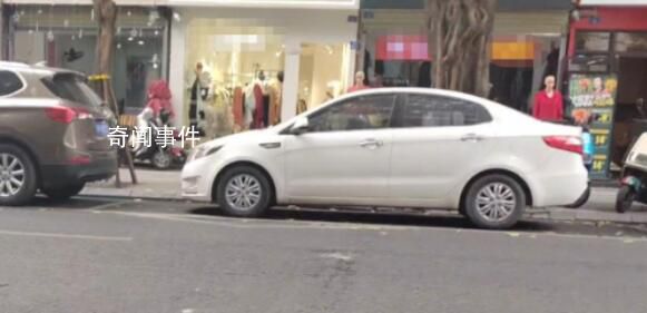 車窗貼兩張繳費單 車內司機已去世