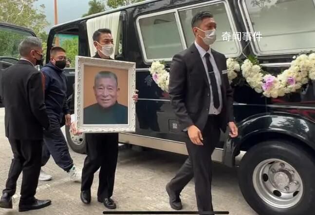 劉德華雙手捧遺照送父親出殯