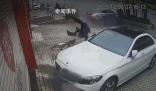 深圳街頭奔馳跑車失控撞飛路人 引發關注