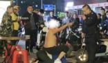 男子當(dāng)街騎坐老人大喊讓其下跪 覺得老人打電話的聲音太大了