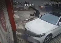 深圳街頭奔馳跑車失控撞飛路人 引發(fā)關注