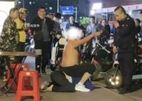 男子當街騎坐老人大喊讓其下跪 覺得老人打電話的聲音太大了
