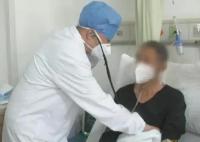 男子每天抽10包煙 雙肺千瘡百孔