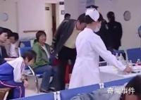 多地醫(yī)院向發(fā)燒患者發(fā)放電解質(zhì)水