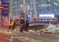 成都雙流機場崗亭被撞塌 傷者已被轉送到醫(yī)院