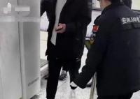 地鐵安檢員對著空氣安檢?將整改