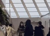 多名女子機場向男歌手潑水被行拘 兩名未成年作出拘留五日的處罰