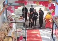 蛋糕店開業(yè)門口擺花籃被罰200元 官方：可以向城管部門提前報備申請