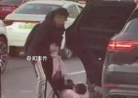 將妻兒拖出保時(shí)捷的男子稱非常后悔 引起了眾多網(wǎng)友的關(guān)注