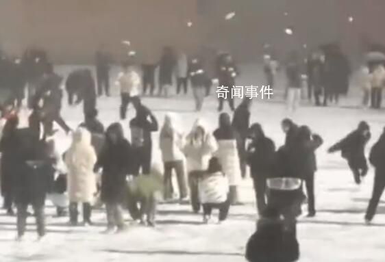打雪仗時除了自己都是對手