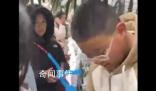 小孩哥夾雪熊哄大學生忙成流水線