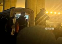 實拍受損地鐵:兩節車廂被擠壓