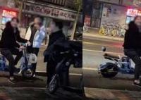 縮骨功?男子鉆進20厘米門縫偷東西