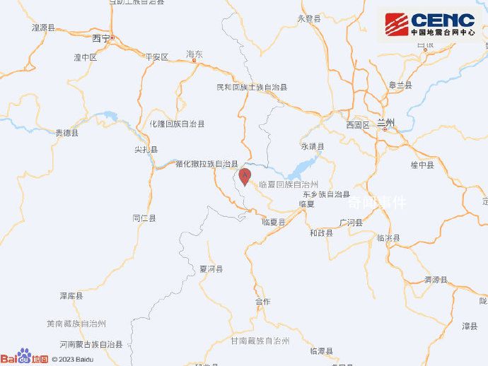 女子抱娃裹被室外避險渾身發抖