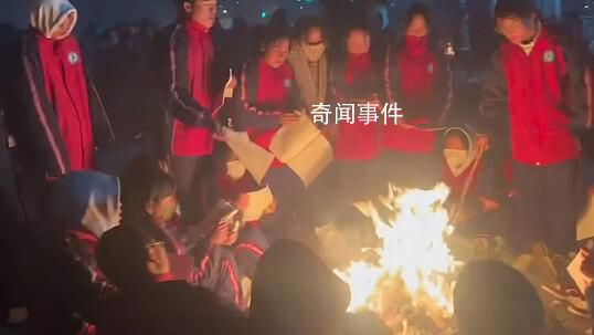 震中師生點燃書本樹枝烤火取暖 以溫暖與希望抵抗寒冷與恐懼