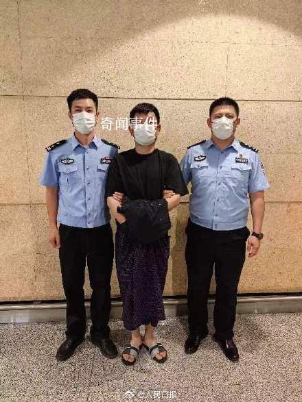 裸聊敲詐犯罪頭目被押解回國