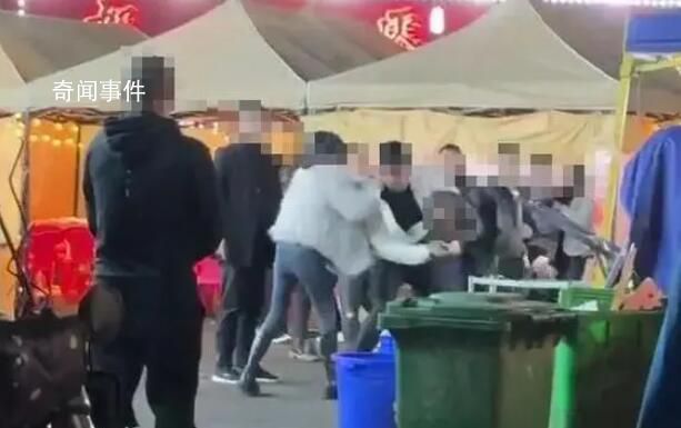 重慶一夜市多人打架 警方已介入
