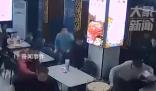 地震發(fā)生瞬間食客們迅速逃離 震感十分強烈